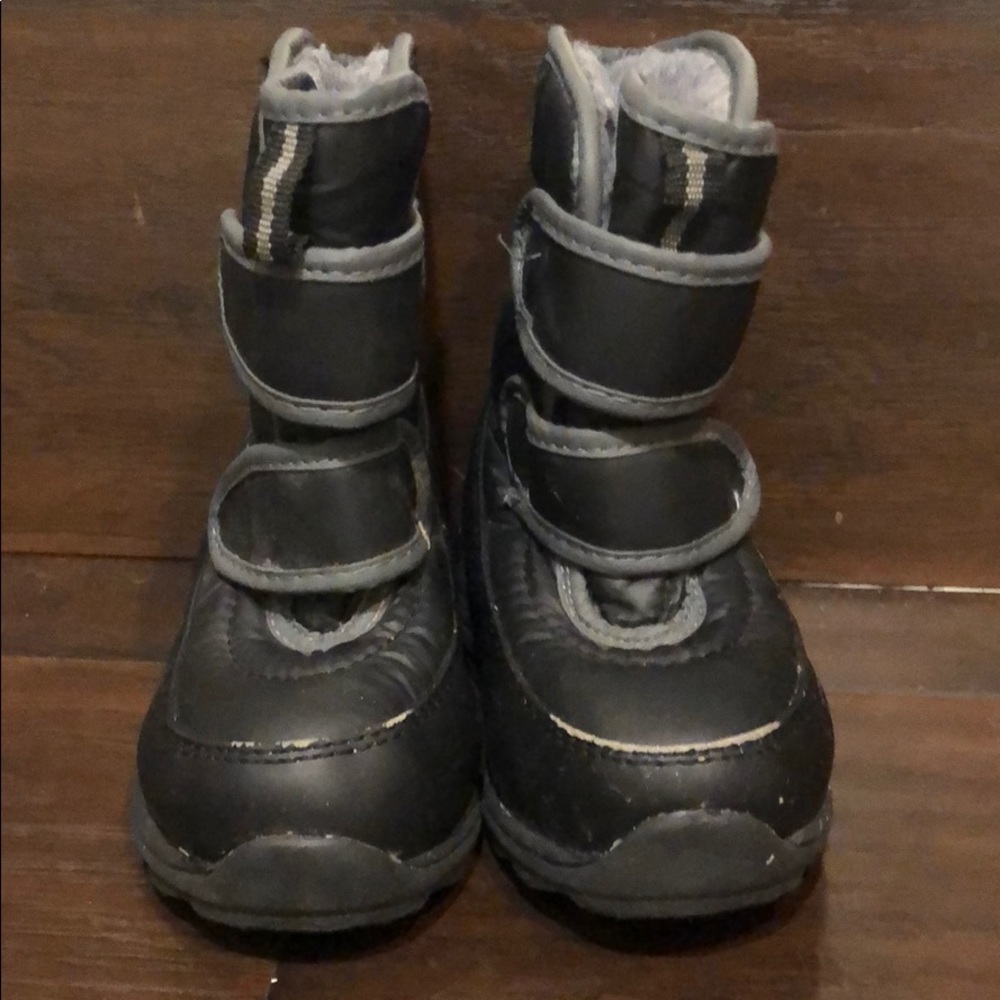Comfy snow boots, size 7/8. Black w/ Velcro straps
